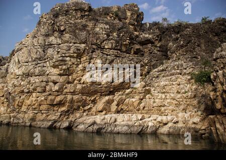 Narmada Fluss zwischen Marble Rocks, Jabalpur, Madhya Pradesh/Indien Stockfoto