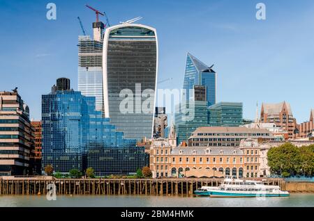Die Stadt London, von der anderen Seite der Themse aus gesehen. Zu den Gebäuden gehören der Walkie Talkie, der Northern & Shell und der Old Billingsgate Market Stockfoto