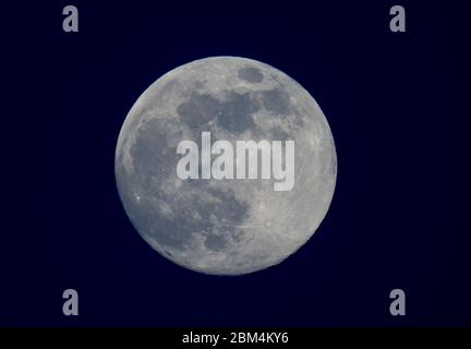 Nahaufnahme des Abendmondes Aufgang des Mondes am Abend des 6. Mai 2020, der in den frühen Morgenstunden des 7. Mai als letzter "Supermond" des Jahres 2020 untergeht. Kredit: Malcolm Park/Alamy. Stockfoto