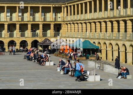 Historische Piece Hall Innenhof Attraktion (sonnige piazza, Besucher entspannen, sitzen in Cafés, Kolonnaden, Bögen) - Halifax, West Yorkshire, England Stockfoto