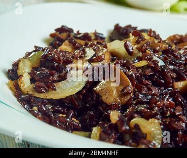 Schwarzer Reis Risotto mit Pilzen und karamellisierten Zwiebeln Stockfoto