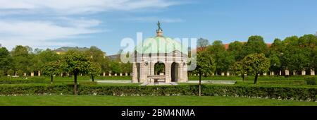 Panorama des Hofgartens mit Dianatempel im Frühling. Königlicher Garten der ehemaligen bayerischen Könige. Beliebtes Touristenziel. Stockfoto