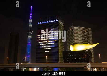 Der Tokyo Skytree Tower und das Hauptquartier der Asahi Group Holdings werden am 4. Mai 2020 in Tokio, Japan, beleuchtet, um dem medizinischen Personal, das gegen das neuartige Coronavirus inmitten der Viruspandemie kämpft, Dankbarkeit und Unterstützung zu erweisen. Quelle: AFLO/Alamy Live News Stockfoto