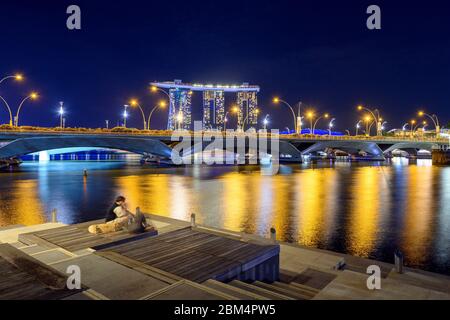 Singapur 30. Dezember 2019 : Esplanade Bridge bei Nacht, im Hintergrund das Marina Bay Sands Hotel Stockfoto