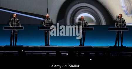 Die Gruppe Kraftwerk wird am 11. Januar 2013 in der Kunstsammlung Nordrhein-Westfalen in Düsseldorf (Nordrhein-Westfalen) zu sehen sein. Mit einer Konzertreihe spielt die Düsseldorfer Musikgruppe Kraftwerk wieder in ihrer Heimatstadt. Foto: Oliver Berg/dpa (ACHTUNG REDAKTION: NUR REDAKTIONELLE VERWENDUNG.) Weltweit einsetzbar Stockfoto