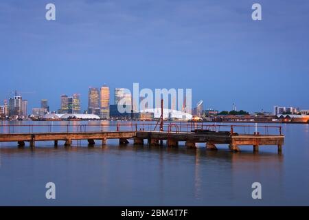 Blick auf Canary Wharf von North Greenwich über Themse und O2 Arena. Stockfoto