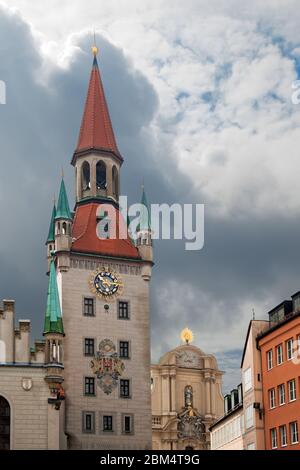 Blick auf das alte Rathaus am Marienplatz in München. Das Alte Rathaus, bis 1874 Sitz der Gemeinde, dient heute als Gebäude für Stockfoto