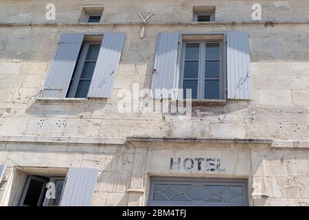 Alte Hotelschildfarbe in einem alten Gebäude in ile d Aix Stockfoto