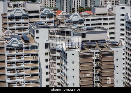 Luftaufnahme von Solarpaneelen, die auf den Dächern von Wohnsiedlungen installiert sind, um natürliches Sonnenlicht in Solarenergie in Stromverbrauch umzuwandeln, Singapur. Stockfoto