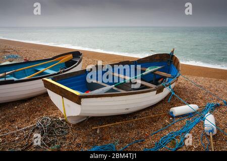 Angelboote und Ausrüstung auf Chesil Beach in Dorset, UK. Stockfoto