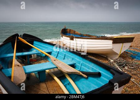 Angelboote und Ausrüstung auf Chesil Beach in Dorset, UK. Stockfoto