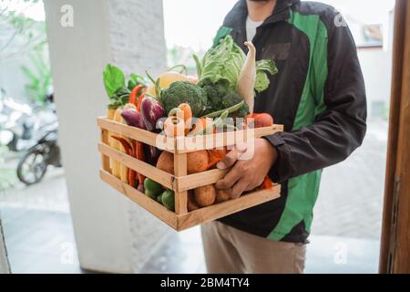 Nahaufnahme von Hand liefern Lebensmittel einkaufen Stockfoto