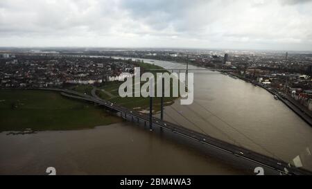Düsseldorf, Deutschland - 19. Februar 2020: Blick von einem hohen Turm auf ein Stadtbild. Blick auf die Oberkasseler Brücke, Architektur, Rhein, Roa Stockfoto