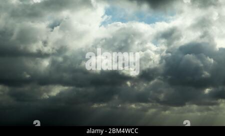 Dunkle Wolken und Wolkenformationen direkt vor einem Gewitter. Grauer, regnerischer Himmel Stockfoto