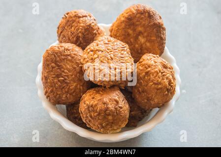 Til ke laddu ist ein Grundnahrungsmittel süß in vielen indischen Haushalten im Winter Stockfoto