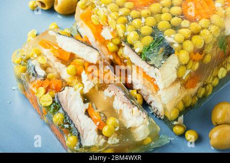 Dschelliges, kaltes Fischgericht, gefüllt mit gelatinöser Brühe. Russische nationale Küche Stockfoto