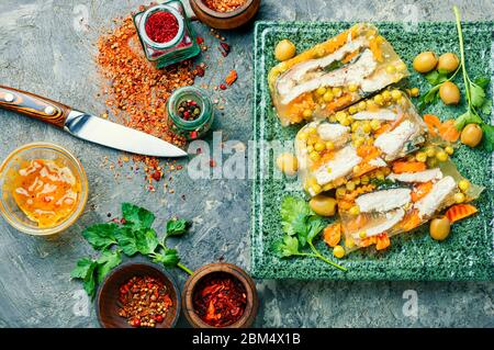 Dschelliges, kaltes Fischgericht, gefüllt mit gelatinöser Brühe. Russische Speisen Stockfoto