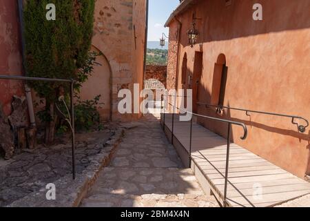 Bunte Treppen und Geländer Häuser von Roussillon Provence in Frankreich Stockfoto