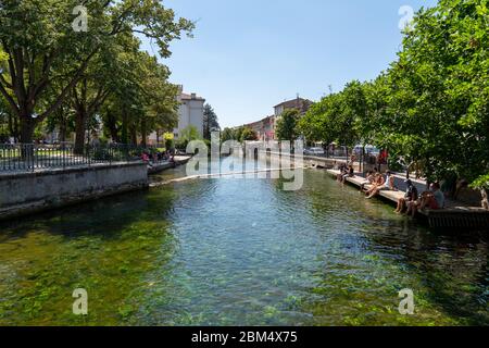 Dorf des L'Isle-sur-la-Sorgue Flusskanals in der Provence Frankreich Stockfoto