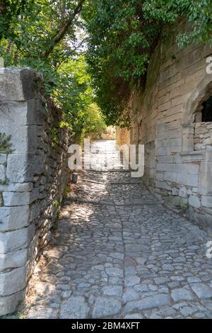 Kleine Gasse in Oppede le Vieux Dorf in Frankreich Stockfoto