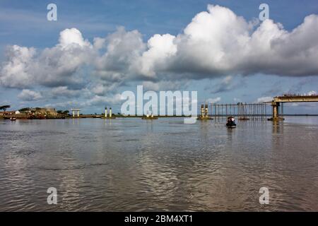 Unter Baubrücke in Paikgacha, Khulna, Bangladesch. Stockfoto