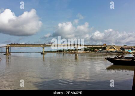 Unter Baubrücke in Paikgacha, Khulna, Bangladesch. Stockfoto