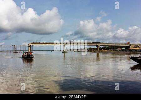 Unter Baubrücke in Paikgacha, Khulna, Bangladesch. Stockfoto