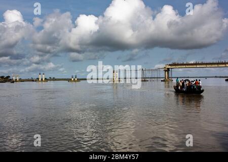 Unter Baubrücke in Paikgacha, Khulna, Bangladesch. Stockfoto