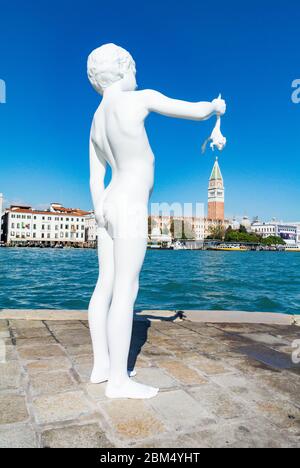 Junge mit Frosch. Statue von Charles Ray an der Punta della Dogana in der Kunstausstellung der Biennale, Venedig, Venetien, Italien Stockfoto