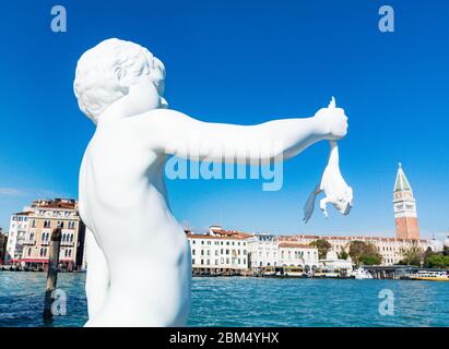 Junge mit Frosch. Statue von Charles Ray an der Punta della Dogana in der Kunstausstellung der Biennale, Venedig, Venetien, Italien Stockfoto