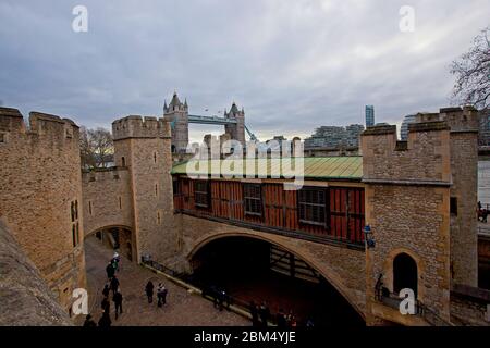 Tower Bridge vom Tower of London aus gesehen Stockfoto