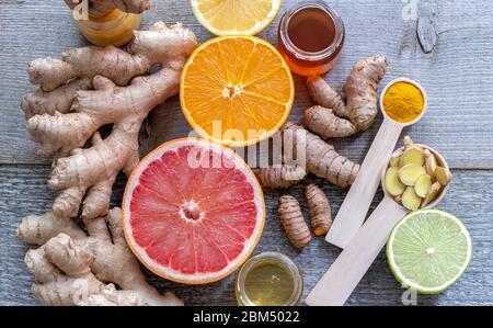 Ingwer, Kurkuma, Honig und verschiedene Arten von Zitrusfrüchten in Scheiben geschnitten. Stockfoto
