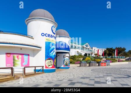 Ozeanarium das Bournemouth Aquarium und Hot Rocks Cocktail Bar & Pier nähern sich verlassen wegen der Coronavirus Sperre in Bournemouth, Dorset UK im Mai Stockfoto