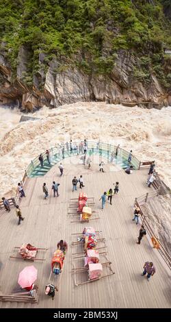 Jizha, China - 24. September 2017: Menschen am Aussichtspunkt der Tiger Leaping Gorge für raues Wasser. Stockfoto