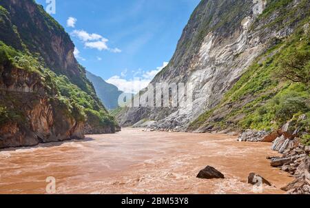 Raues Wasser in der Tiger Leaping Gorge, einer der tiefsten und spektakulärsten Flussschluchten der Welt, am Jinsha River, dem primären Nebenfluss Stockfoto