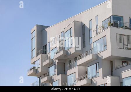Modernes weißes Apartmentgebäude im kubistischen Stil vor blauem Himmel mit Kopierfläche. Kopenhagen, Dänemark – 7. Mai 2020. Stockfoto