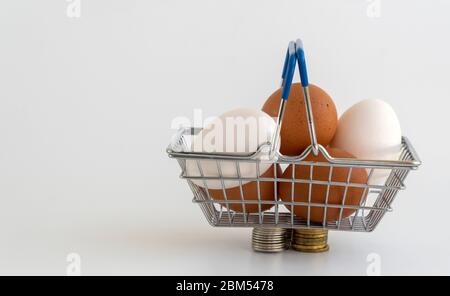 Hühnereier im Warenkorb. Erhöhung der Produktpreise. Finanzkrise, Inflation durch Quarantäne Stockfoto