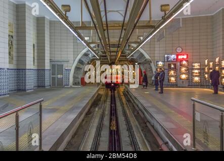 Istanbul, Türkei - der 1875 datierte und zweitälteste erhaltene unterirdische Stadtbahnlinie der Welt ist ein Wahrzeichen Istanbuls Stockfoto