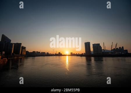 Die Sonne geht über der Themse im Osten Londons auf, während Großbritannien weiterhin in der Sperre bleibt, um die Ausbreitung des Coronavirus einzudämmen. Stockfoto