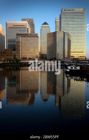 Gebäude in Canary Wharf spiegeln den Sonnenaufgang im Osten Londons wider. Bilddatum: Donnerstag, 7. Mai 2020. Das Foto sollte lauten: Victoria Jones/PA Wire Stockfoto