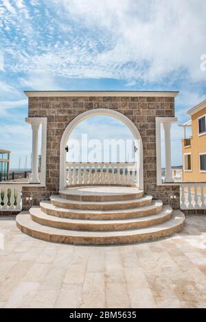 Schöne Aussicht von Wohngebäuden oder moderne Architektur oder Wohngebiet im Lustica Bucht in Montenegro. Stockfoto