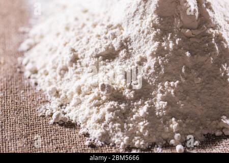Haufen von trockenem Mehl auf Textil. Kochen Mehl Produkte Konzept. Stockfoto