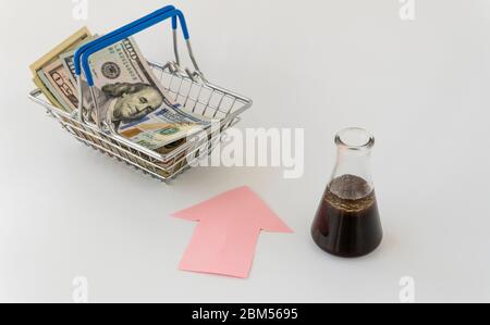 Öl und Geld. Konzept der Erdölprodukte Preiswachstum. Terminkontrakt für den Kauf oder Verkauf von Öl. Stockfoto