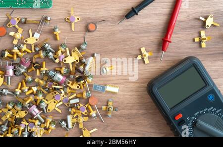 Multimeter und Stromversorgungskabel. Durchführung von Prüfungen und elektrische Messungen. Elektronik Reparatur. Stockfoto