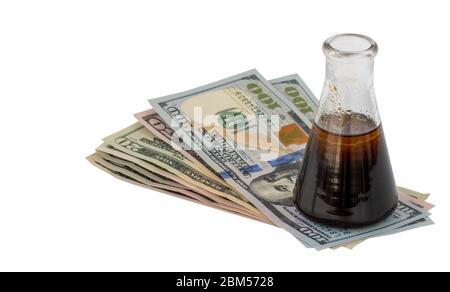 Ölpreise sinken. Ölflasche und Geld isoliert auf weißem Hintergrund. Stockfoto