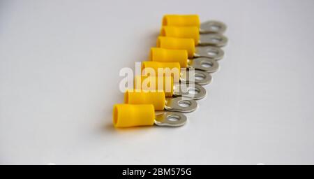 Elektrische Crimp-Anschlussklemme. Metallklemmen isoliert auf weißem Hintergrund. Spitzen für Kabel und Drähte. Stockfoto