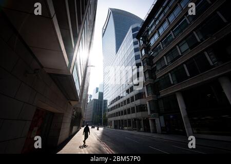 Ein Mann geht die Fenchurch Street entlang zum 20 Fenchurch Street Gebäude, auch bekannt als "Walkie Talkie" im Zentrum von London, während Großbritannien weiterhin in der Sperre bleibt, um die Ausbreitung des Coronavirus einzudämmen. Stockfoto