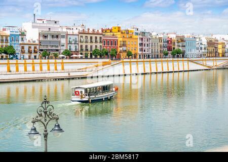 Bootstour auf dem Guadalquivir Fluss im Stadtzentrum von Sevilla, Andalusien, Spanien Stockfoto