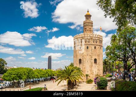 Der Torre del Oro, was übersetzt "Turm des Goldes" - historisches Wahrzeichen aus dem XIII Jahrhundert in Sevilla, Andalusien, Spanien Stockfoto