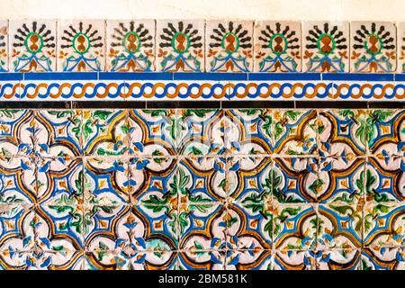 Alte Wandfliesen des königlichen Palastes namens Real Alcazar in Sevilla, Andalusien, Spanien Stockfoto
